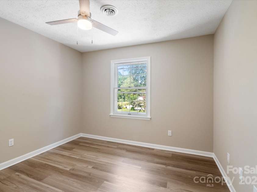 1409 Kensington Road, Hendersonville, NC 28791.  MLS# CAR4279330, YatesRealty ID 25976. 