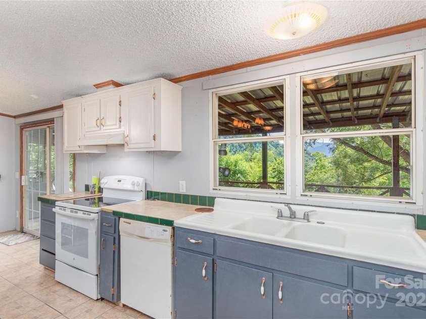 495 Courtney Lane, Canton, NC 28716.  MLS# CAR4274187, YatesRealty ID 25977. 