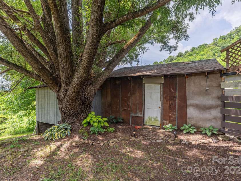 495 Courtney Lane, Canton, NC 28716.  MLS# CAR4274187, YatesRealty ID 25977. 