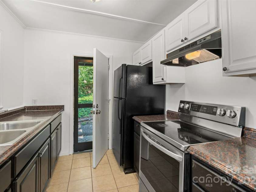 167 Mount Clare Avenue, Asheville, NC 28801.  MLS# CAR4272569, YatesRealty ID 25978. Unit A, lower level