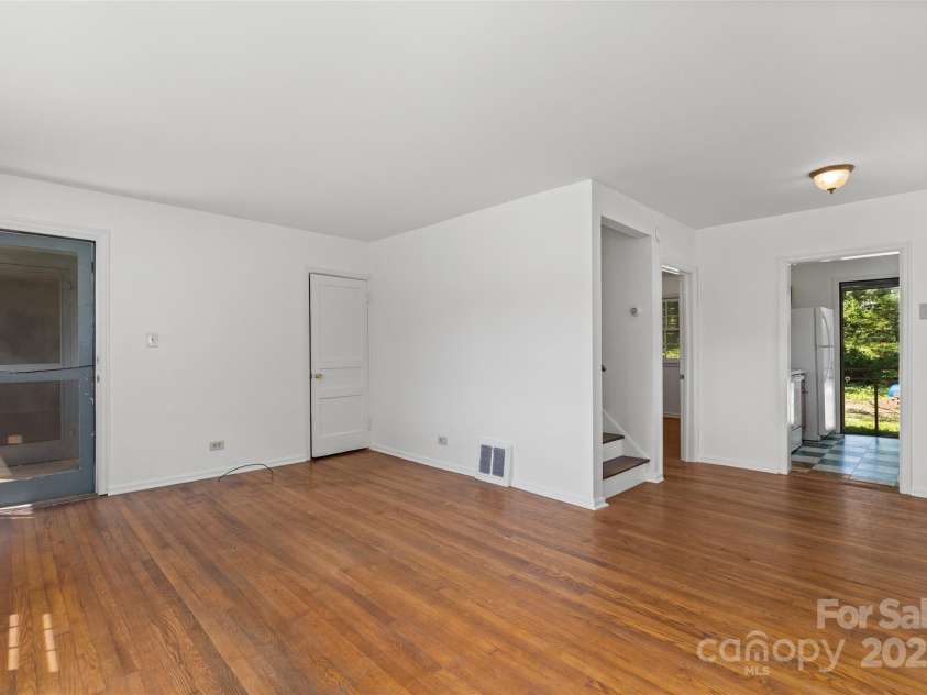 167 Mount Clare Avenue, Asheville, NC 28801.  MLS# CAR4272569, YatesRealty ID 25978. Unit B, lower level