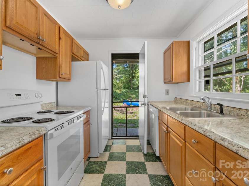 167 Mount Clare Avenue, Asheville, NC 28801.  MLS# CAR4272569, YatesRealty ID 25978. Unit B, lower level