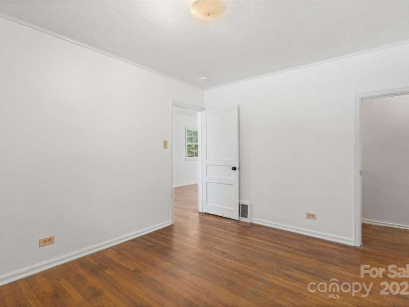 167 Mount Clare Avenue, Asheville, NC 28801.  MLS# CAR4272569, YatesRealty ID 25978. Unit B, lower level