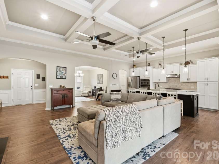 5038 Stonehill Lane, Matthews, NC 28104.  MLS# CAR4384490, YatesRealty ID 25978. 