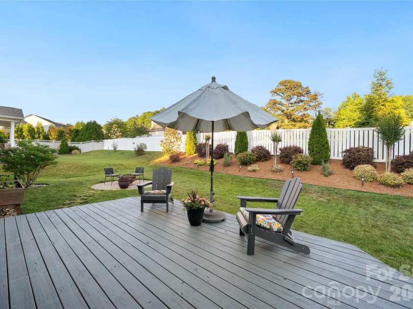 5038 Stonehill Lane, Matthews, NC 28104.  MLS# CAR4384490, YatesRealty ID 25978. 