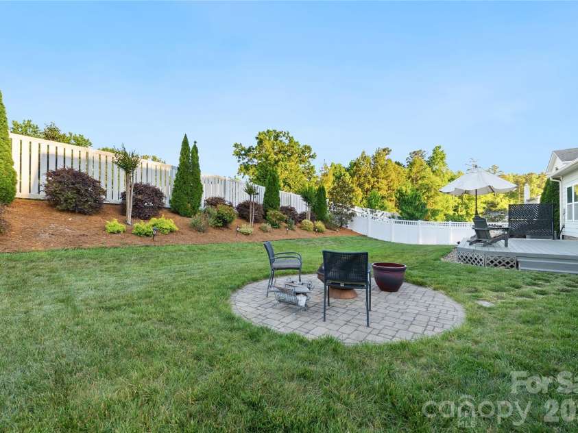 5038 Stonehill Lane, Matthews, NC 28104.  MLS# CAR4384490, YatesRealty ID 25978. 