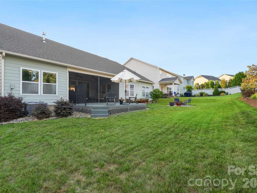 5038 Stonehill Lane, Matthews, NC 28104.  MLS# CAR4384490, YatesRealty ID 25978. 