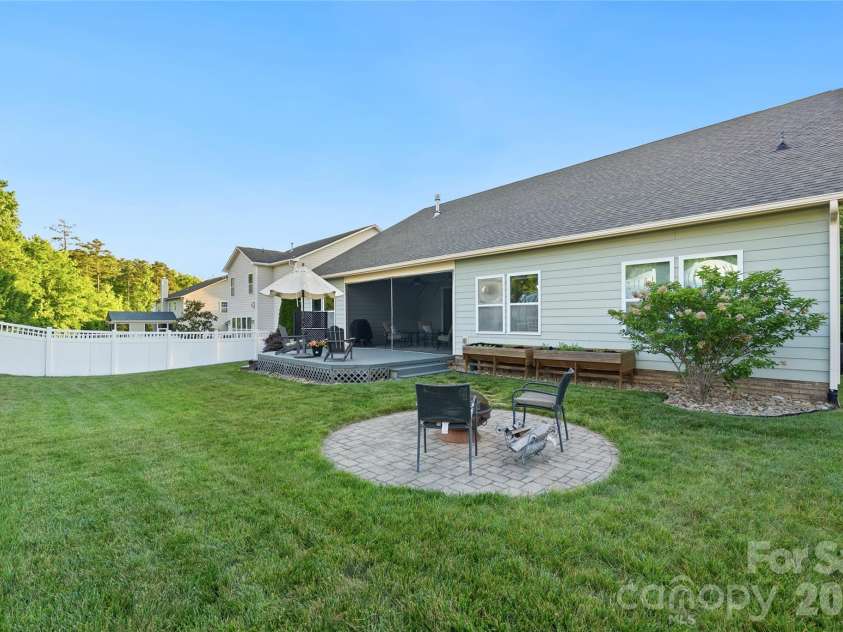 5038 Stonehill Lane, Matthews, NC 28104.  MLS# CAR4384490, YatesRealty ID 25978. 