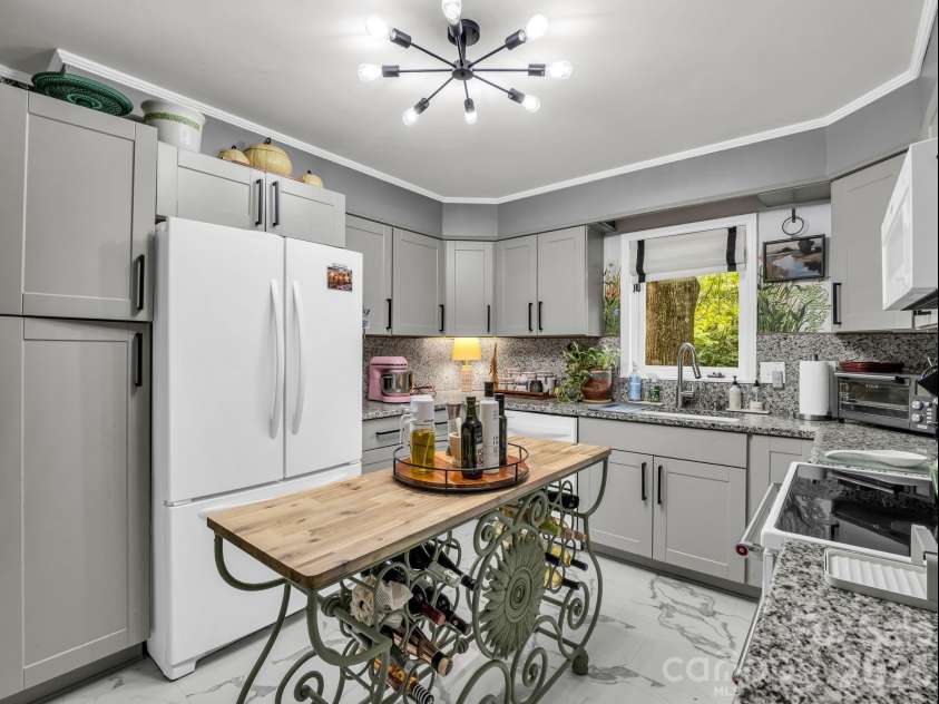 91 Diamond Ridge Lane, Columbus, NC 28722.  MLS# CAR4399628, YatesRealty ID 25979. 