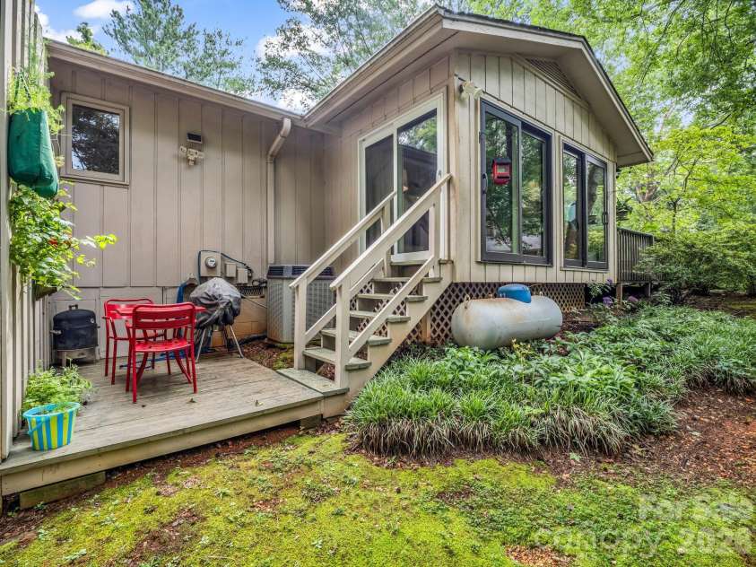 91 Diamond Ridge Lane, Columbus, NC 28722.  MLS# CAR4399628, YatesRealty ID 25979. 