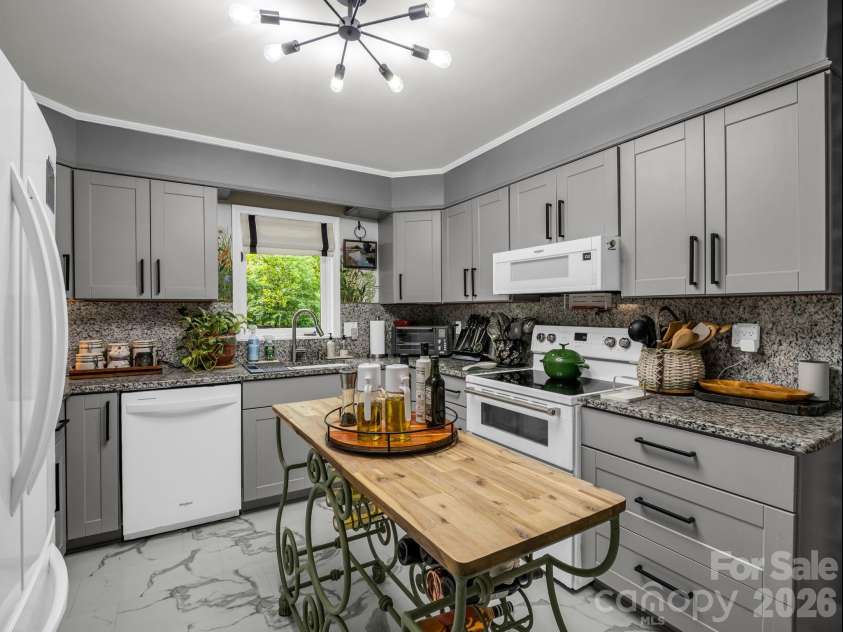 91 Diamond Ridge Lane, Columbus, NC 28722.  MLS# CAR4399628, YatesRealty ID 25979. Spacious Kitchen with granite countertops and backsplash.