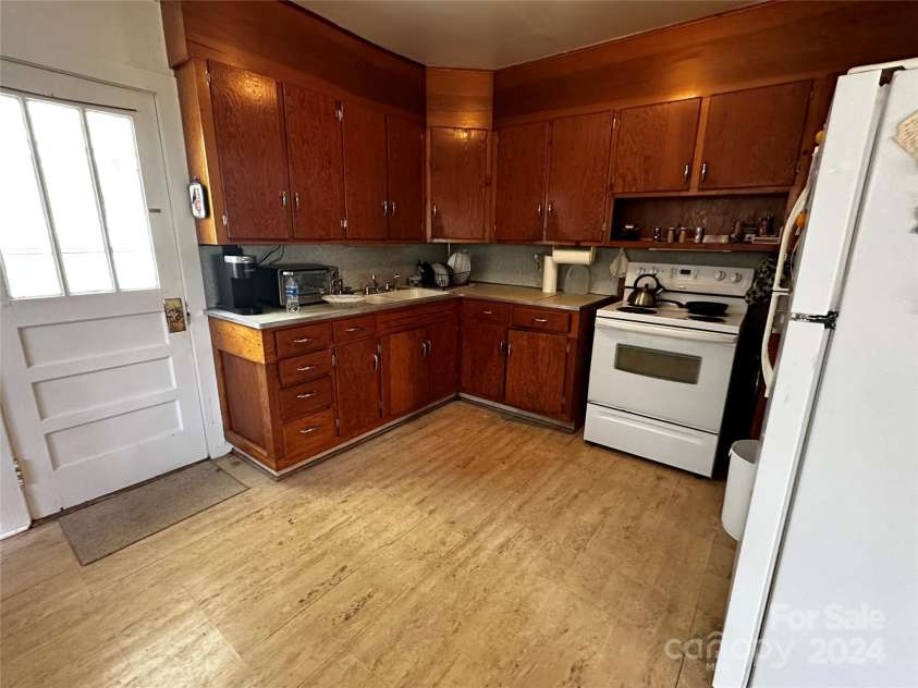 2188 White Oak Road, Bakersville, NC 28705.  MLS# CAR4199023, YatesRealty ID 2598. 