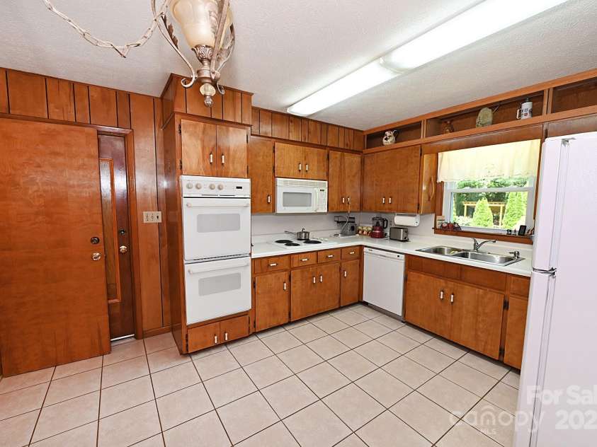 209 Northwood Drive, Morganton, NC 28655.  MLS# CAR4280216, YatesRealty ID 25981. Enjoy the ease of unloading your groceries directly from your car in the garage into the kitchen. Door is to the left of the double ovens