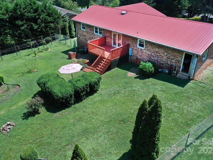 209 Northwood Drive, Morganton, NC 28655.  MLS# CAR4280216, YatesRealty ID 25981. Fenced backyard. Door on the right leads to the garage