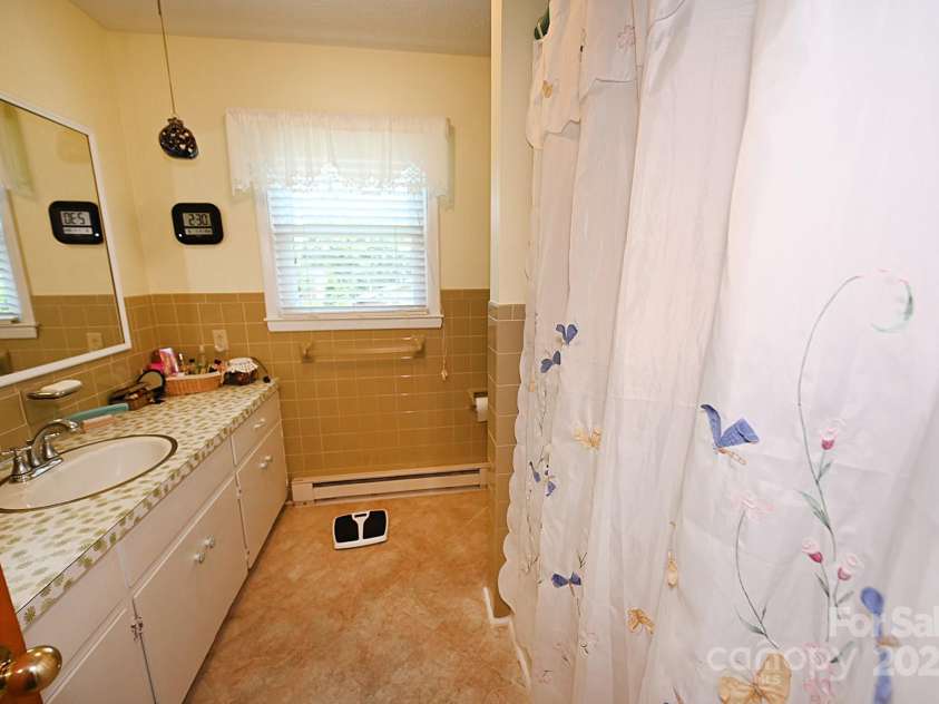 209 Northwood Drive, Morganton, NC 28655.  MLS# CAR4280216, YatesRealty ID 25981. Hall bathroom