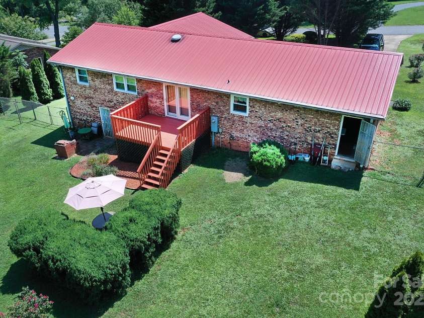 209 Northwood Drive, Morganton, NC 28655.  MLS# CAR4280216, YatesRealty ID 25981. Rear view of this well maintained home.