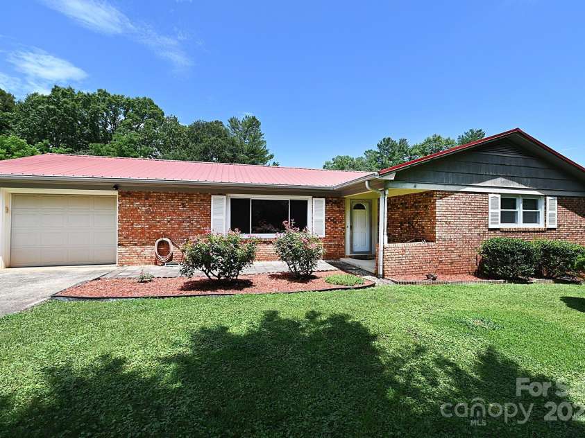 209 Northwood Drive, Morganton, NC 28655.  MLS# CAR4280216, YatesRealty ID 25981. Welcome to 209 Northwood Dr Morganton NC