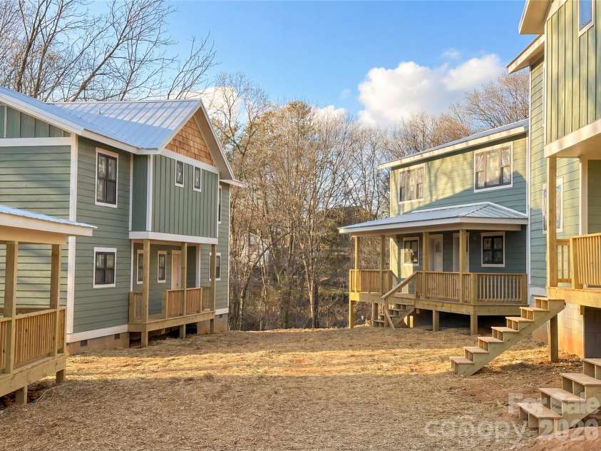 21 Fireside Drive, Asheville, NC 28806.  MLS# CAR4378538, YatesRealty ID 25983. 