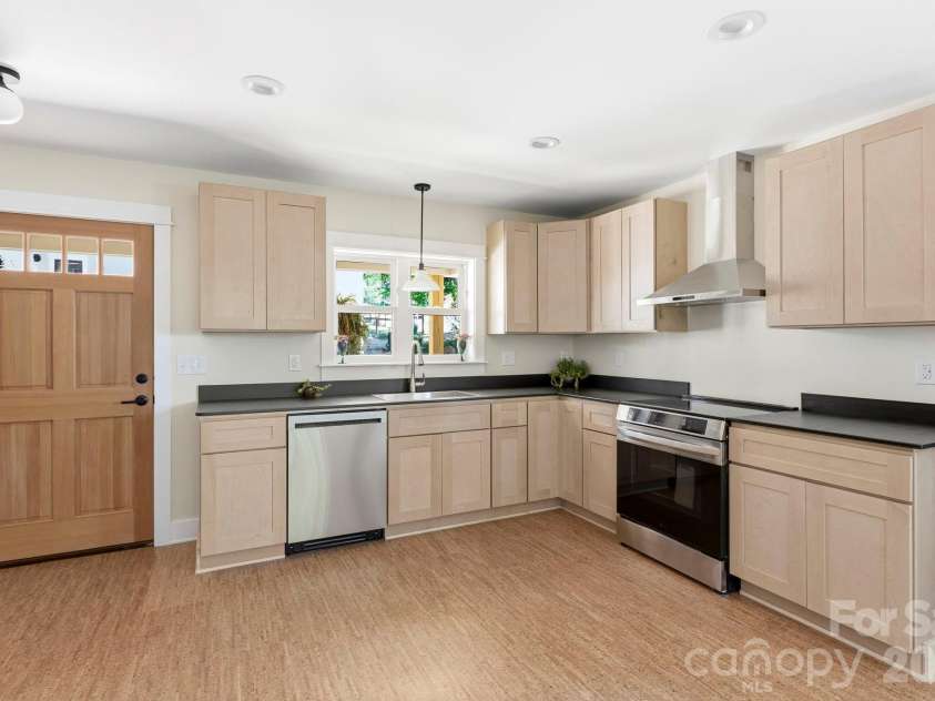 21 Fireside Drive, Asheville, NC 28806.  MLS# CAR4378538, YatesRealty ID 25983. 