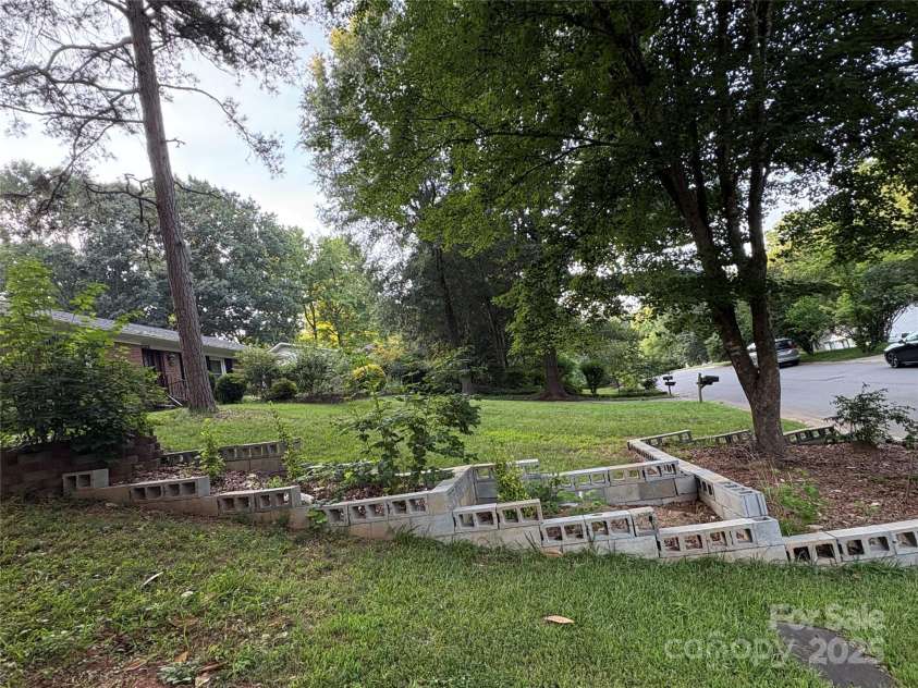 10428 Landon Street, Charlotte, NC 28215.  MLS# CAR4278755, YatesRealty ID 25984. 