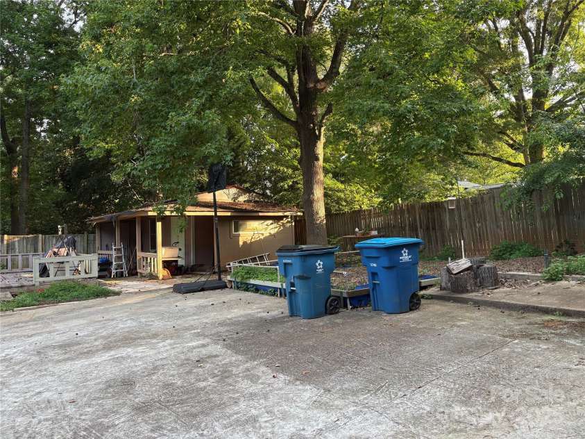 10428 Landon Street, Charlotte, NC 28215.  MLS# CAR4278755, YatesRealty ID 25984. 