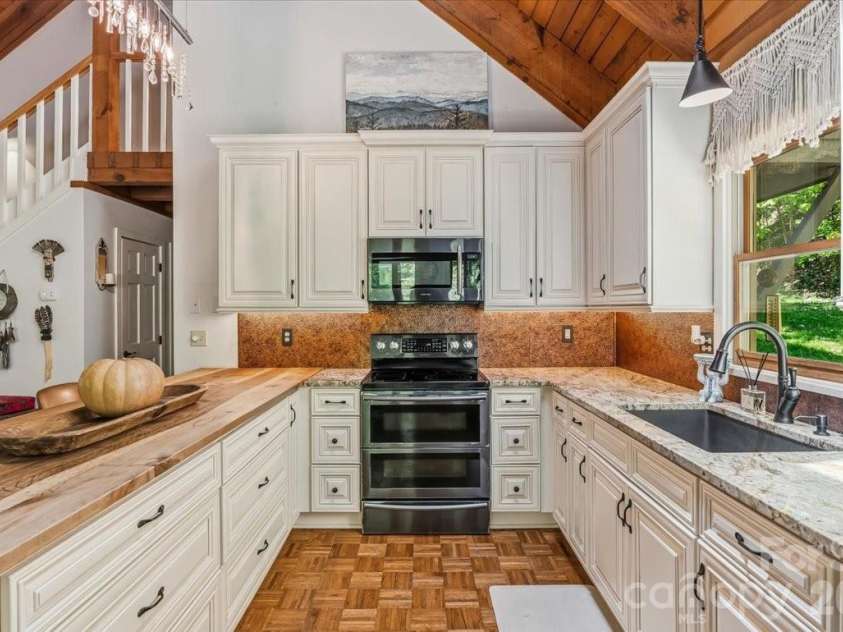61 Greer Way, Mars Hill, NC 28754.  MLS# CAR4366229, YatesRealty ID 25984. 