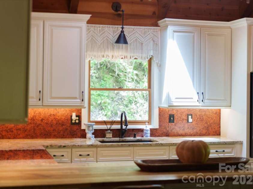 61 Greer Way, Mars Hill, NC 28754.  MLS# CAR4366229, YatesRealty ID 25984. 