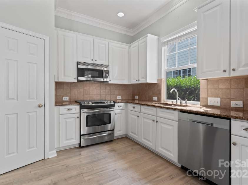 17514 Harbor Walk Drive, Cornelius, NC 28031.  MLS# CAR4276701, YatesRealty ID 25986. Pantry