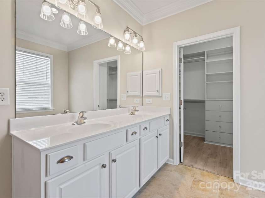 17514 Harbor Walk Drive, Cornelius, NC 28031.  MLS# CAR4276701, YatesRealty ID 25986. Primary bath