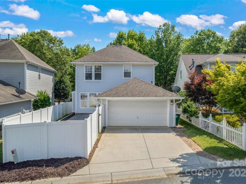 17514 Harbor Walk Drive, Cornelius, NC 28031.  MLS# CAR4276701, YatesRealty ID 25986. Privacy fence, parking for 2 cars