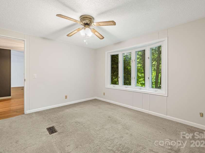 311 Flynn Branch, Marshall, NC 28753.  MLS# CAR4270287, YatesRealty ID 25987. 