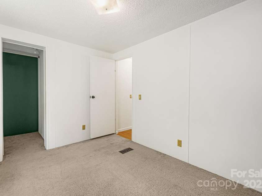 311 Flynn Branch, Marshall, NC 28753.  MLS# CAR4270287, YatesRealty ID 25987. 