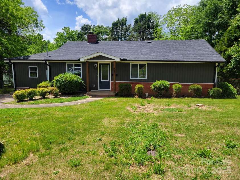 423 Rhyne Street, Dallas, NC 28034.  MLS# CAR4255293, YatesRealty ID 25988. 423 S Rhyne St- Nice Size Lot