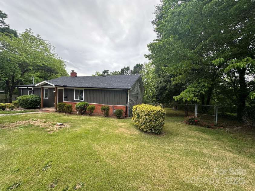 423 Rhyne Street, Dallas, NC 28034.  MLS# CAR4255293, YatesRealty ID 25988. 