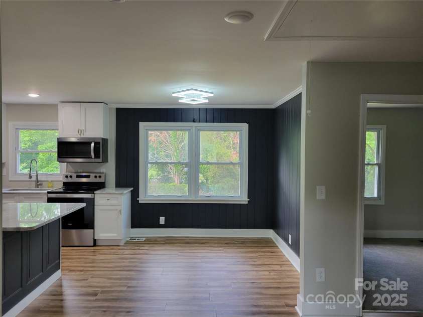 423 Rhyne Street, Dallas, NC 28034.  MLS# CAR4255293, YatesRealty ID 25988. Dinning area