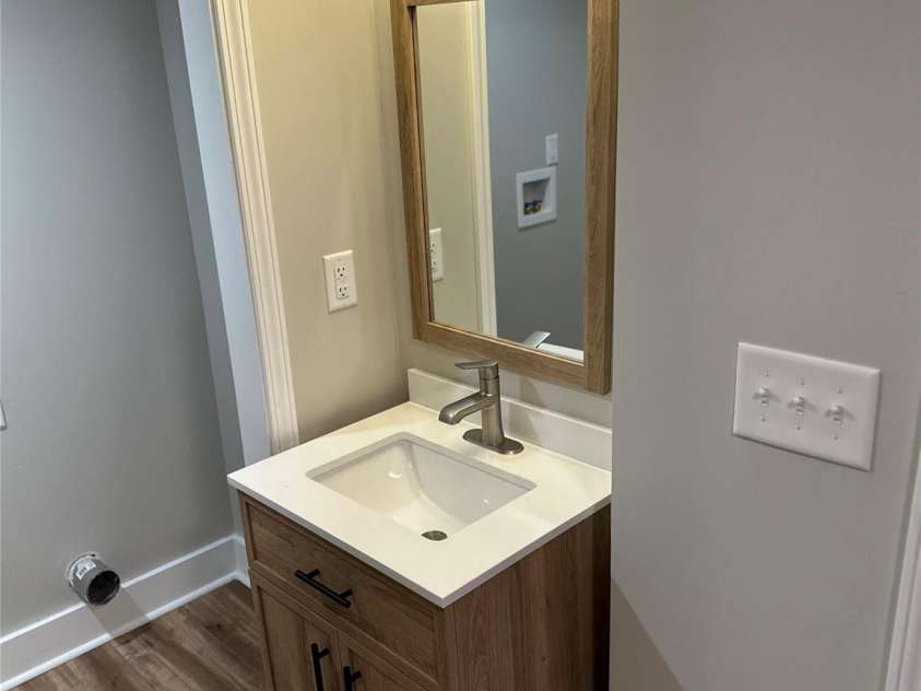 423 Rhyne Street, Dallas, NC 28034.  MLS# CAR4255293, YatesRealty ID 25988. Full Bath Sink
