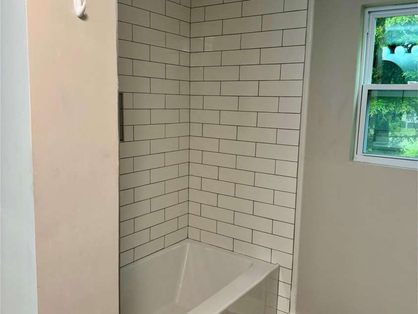423 Rhyne Street, Dallas, NC 28034.  MLS# CAR4255293, YatesRealty ID 25988. Primary Bath