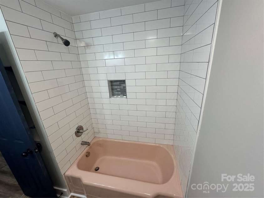 423 Rhyne Street, Dallas, NC 28034.  MLS# CAR4255293, YatesRealty ID 25988. Shower/Tub Combo
