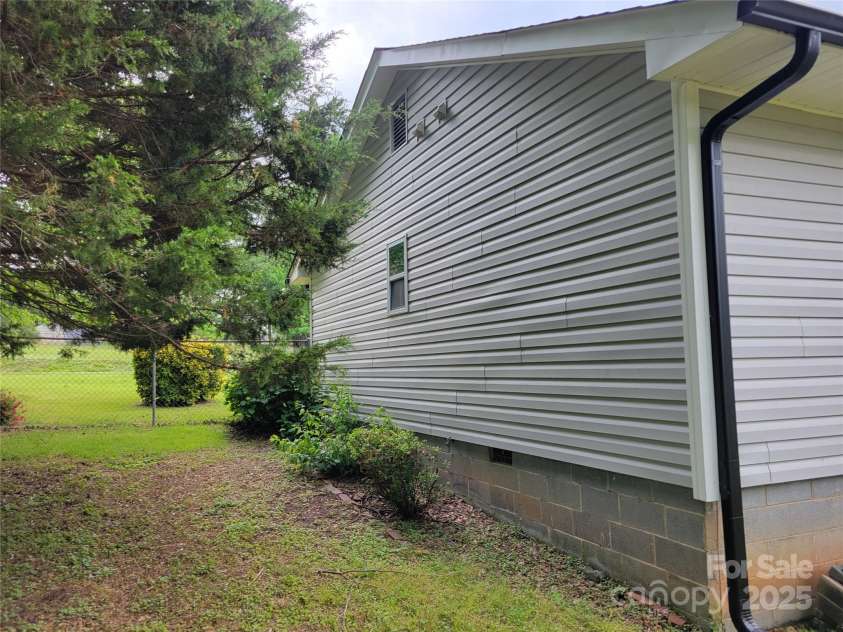 423 Rhyne Street, Dallas, NC 28034.  MLS# CAR4255293, YatesRealty ID 25988. Side view