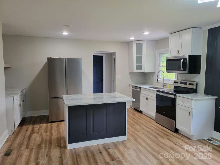 423 Rhyne Street, Dallas, NC 28034.  MLS# CAR4255293, YatesRealty ID 25988. SS Refrigerator Conveys