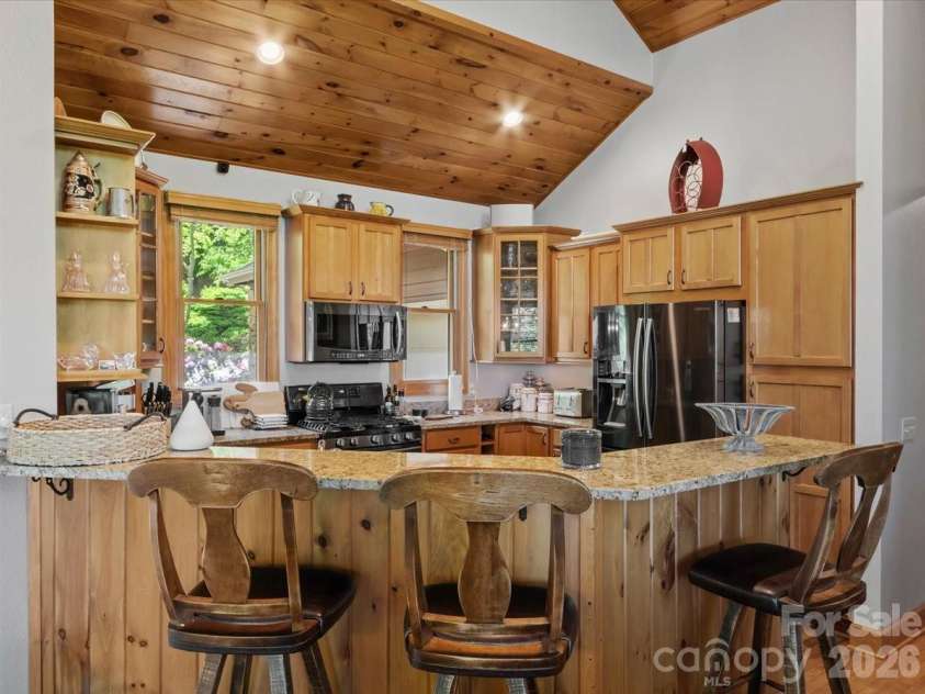 15 Ivy Point Lane, Burnsville, NC 28714.  MLS# CAR4385894, YatesRealty ID 25990. 