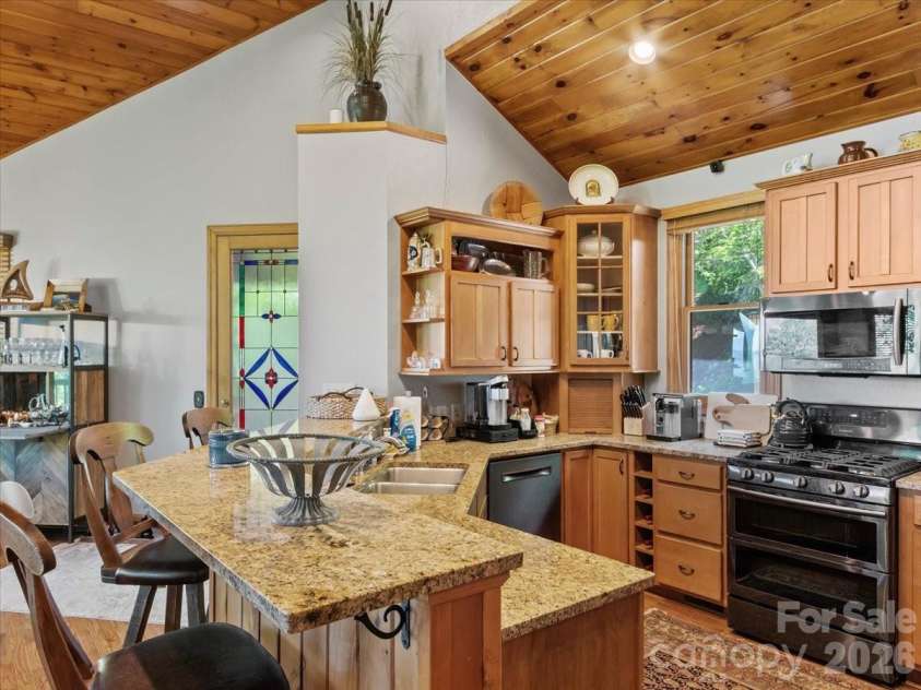 15 Ivy Point Lane, Burnsville, NC 28714.  MLS# CAR4385894, YatesRealty ID 25990. 