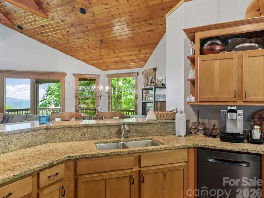15 Ivy Point Lane, Burnsville, NC 28714.  MLS# CAR4385894, YatesRealty ID 25990. 