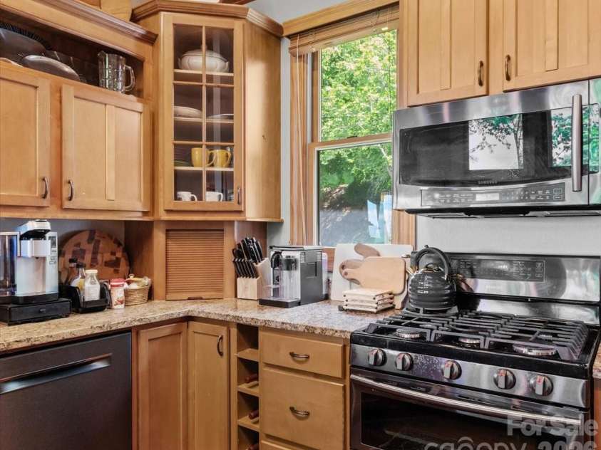 15 Ivy Point Lane, Burnsville, NC 28714.  MLS# CAR4385894, YatesRealty ID 25990. 