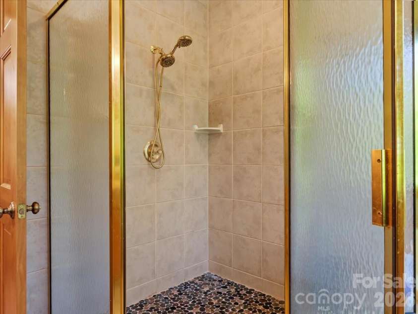 15 Ivy Point Lane, Burnsville, NC 28714.  MLS# CAR4385894, YatesRealty ID 25990. 