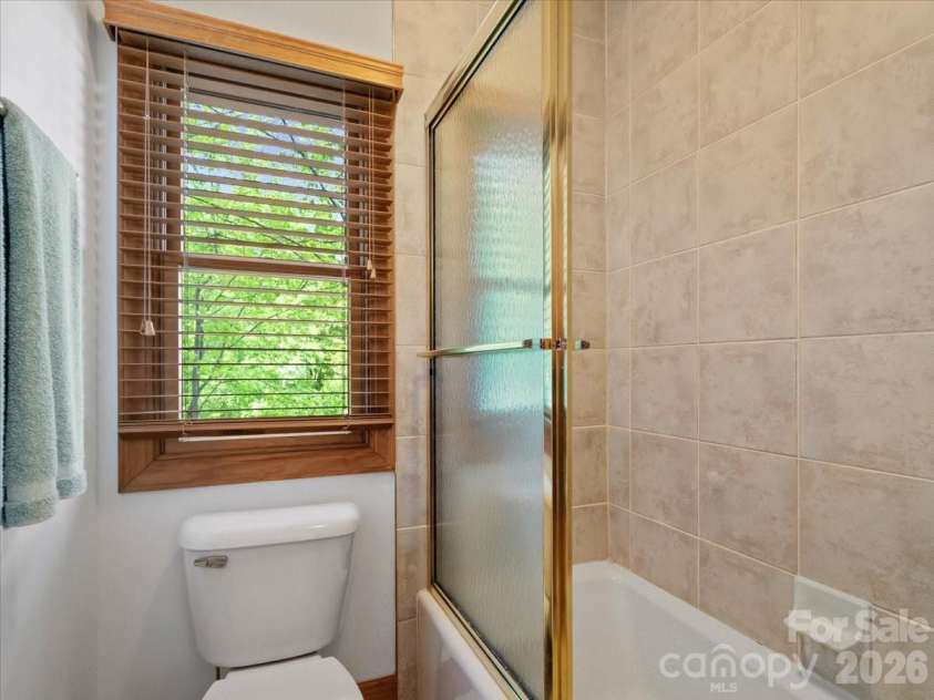 15 Ivy Point Lane, Burnsville, NC 28714.  MLS# CAR4385894, YatesRealty ID 25990. 