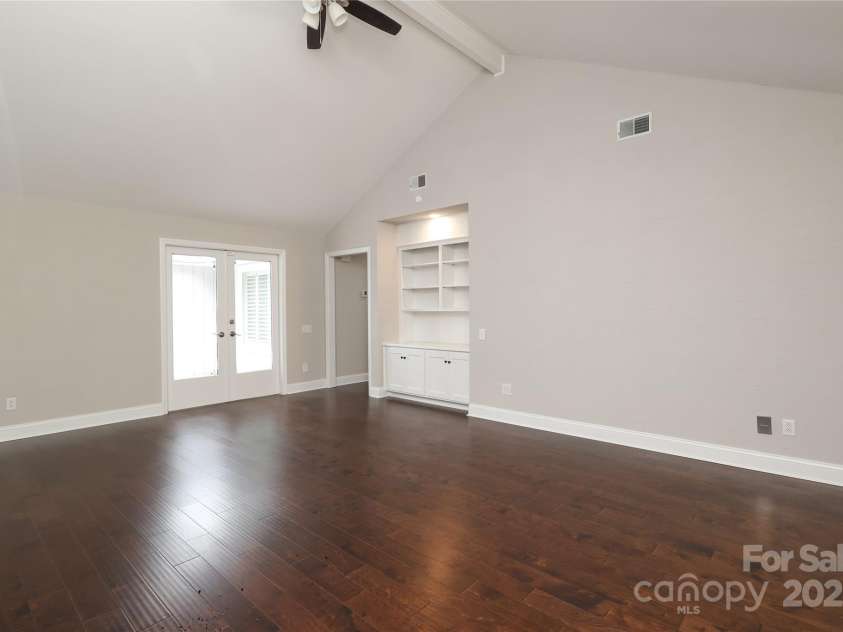4350 Old Saybrook Court, Charlotte, NC 28211.  MLS# CAR4281498, YatesRealty ID 25991. 