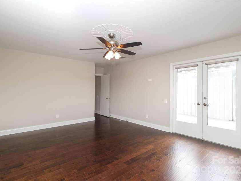 4350 Old Saybrook Court, Charlotte, NC 28211.  MLS# CAR4281498, YatesRealty ID 25991. 