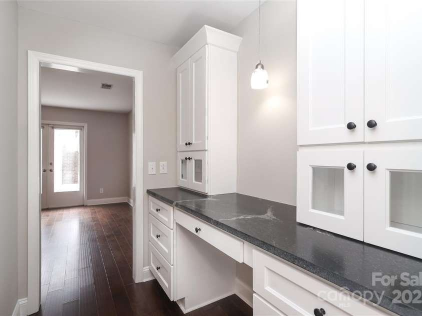 4350 Old Saybrook Court, Charlotte, NC 28211.  MLS# CAR4281498, YatesRealty ID 25991. 