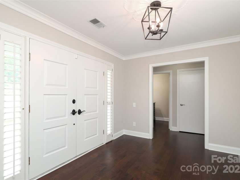4350 Old Saybrook Court, Charlotte, NC 28211.  MLS# CAR4281498, YatesRealty ID 25991. 